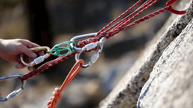 انواع کارابین و طناب کوه‌نوردی