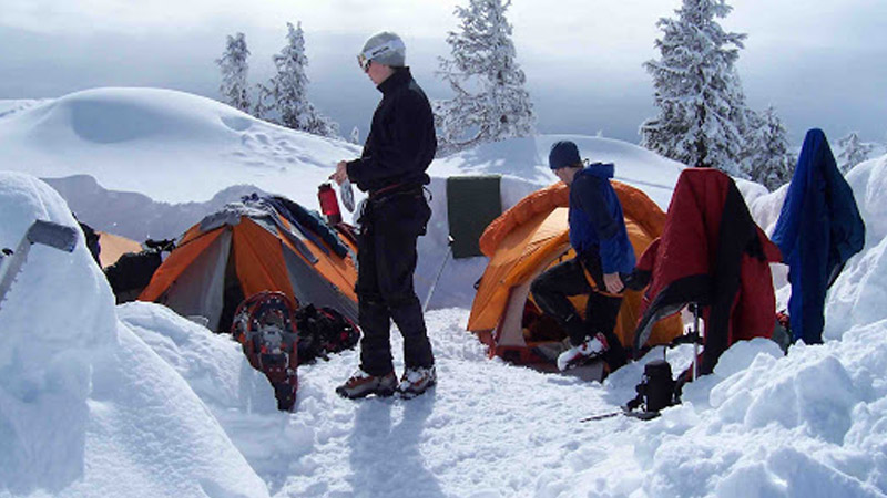 کمپینگ زمستانی و چادر زدن