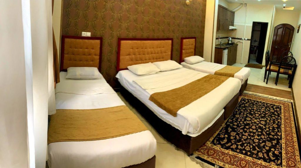 یک اتاق چهار تخته در هتل ایرانی