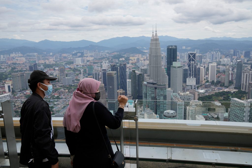 تصویر یک زن و مرد مسلمان بر روی یکی از برج های مالزی