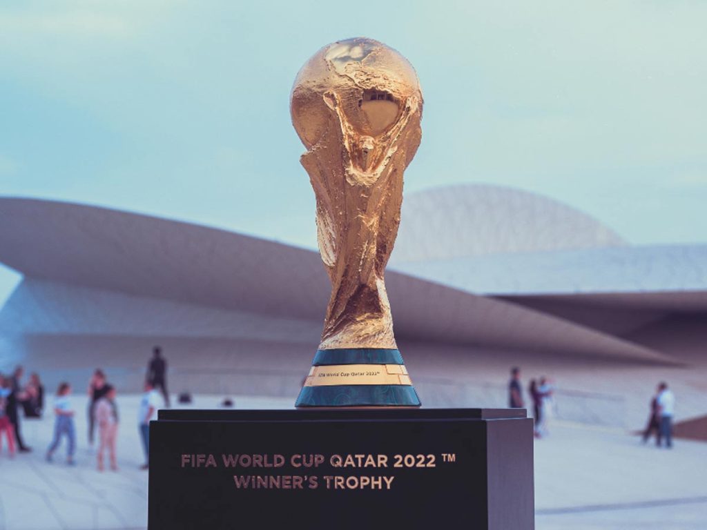 عکس کاپ جام جهانی و توریست هایی که از آن دیدن می کنند