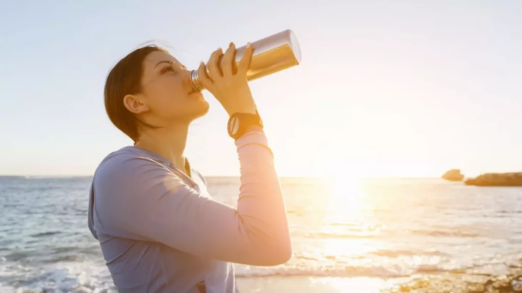 نوشیدن آب کمک می کند تا از خطر گرما زدگی جلوگیری کنید