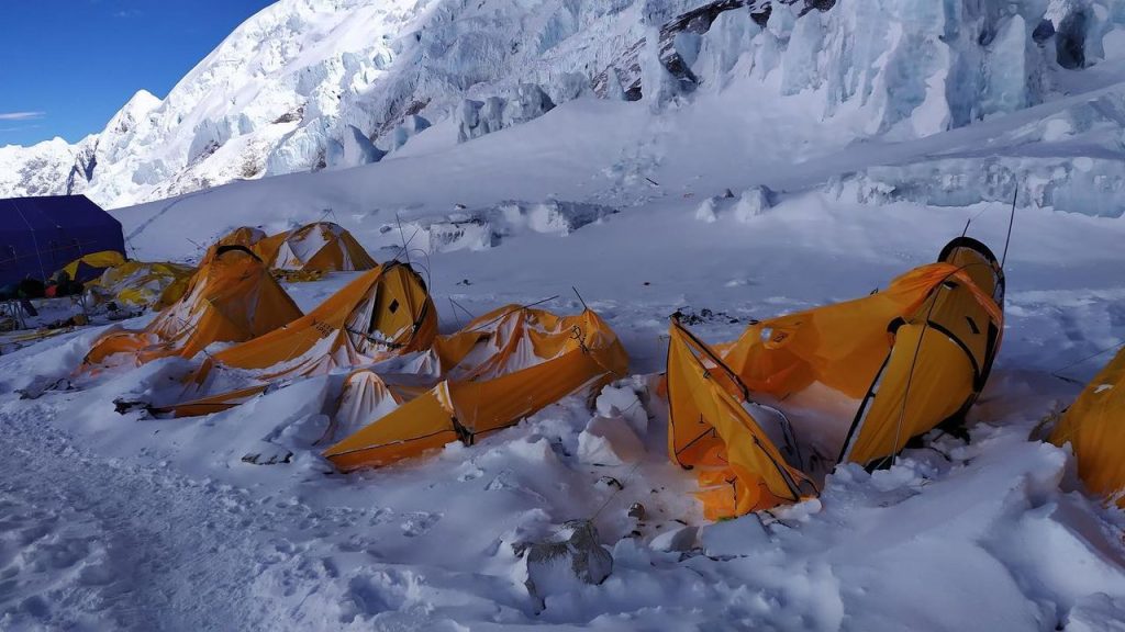 استفاده از کیسه خواب لازمه کمپ در کوهستان است