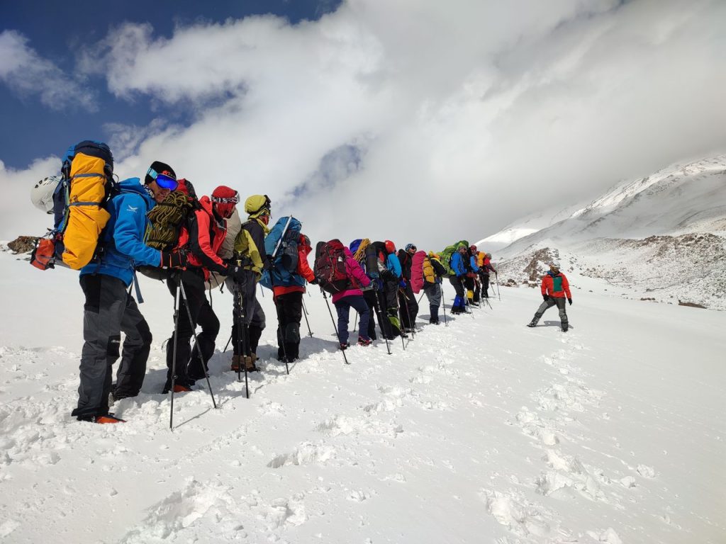 کوهنوردان در حال صعود به کوهستان
