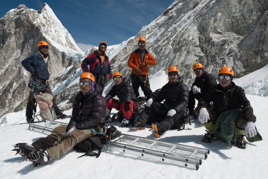 شرپاها در نپال گران ترین راهنمایان سفر برای اورست هستند