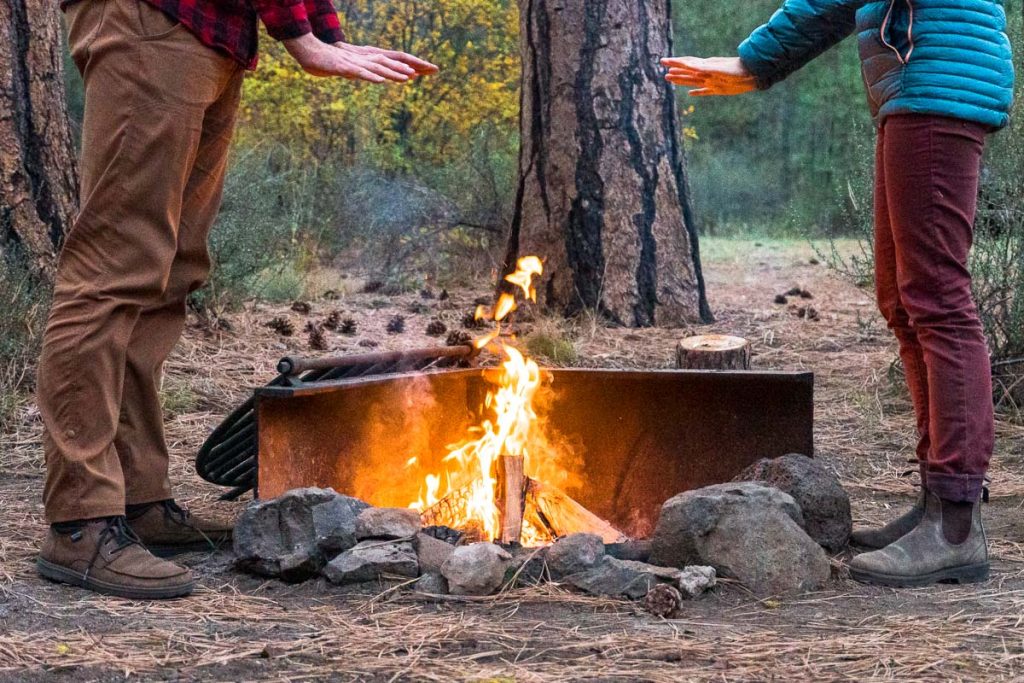روشن کردن آتش یکی از بهترین روش ها برای گرم کردن در کمپینگ پاییزی است
