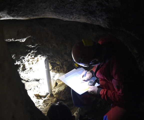 عکس 5 حفاری باستان شناسان در غار وزمه